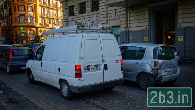 Poobijane samochody w Neapolu (c) 2b3.in